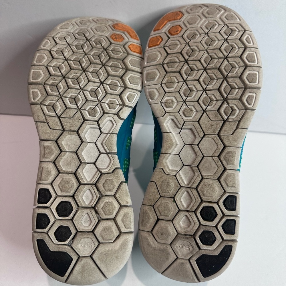Nike women’s Teal and Yellow Athletic Shoes - Picture 2 of 8